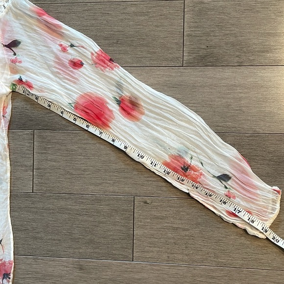 Floral Italian Silk Blouse. Size Small - Picture 10 of 11